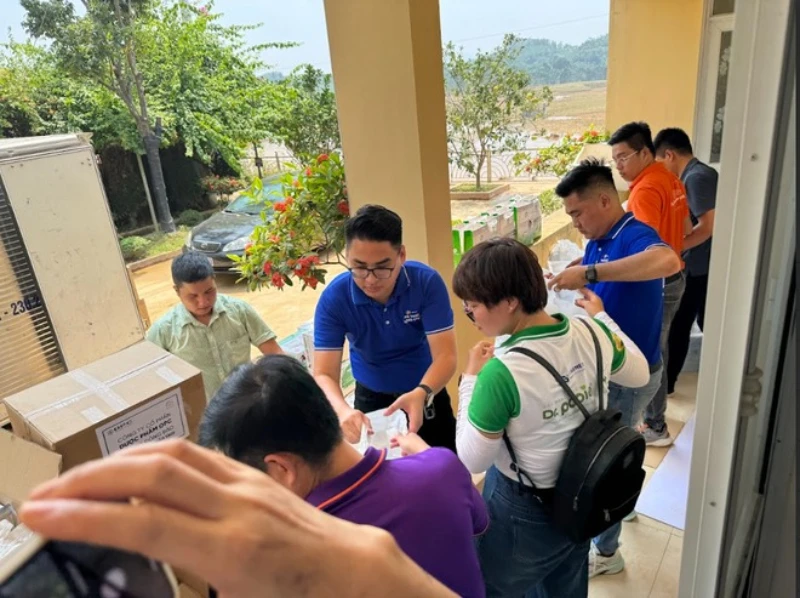 STARMED Pharmaceutical Group joins hands to share with people after typhoon Yagi 4 Starmed chung tay se chia dong bao vung bao lu 8