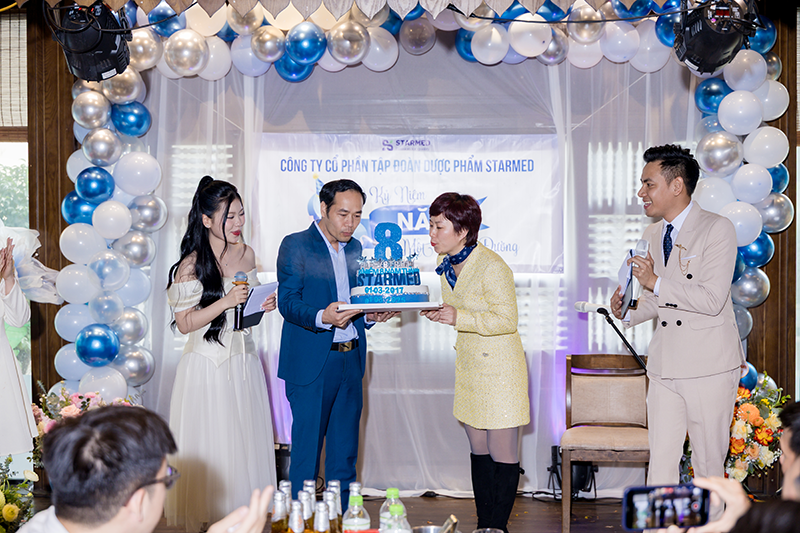 Chairman of the Board of Directors - General Director Dang Ngoc Son and Deputy General Director Hoang Thi Dieu Huyen blew out candles to celebrate the 8th birthday of STARMED Pharmaceutical Group Chairman of the Board of Directors - General Director Dang Ngoc Son and Deputy General Director Hoang Thi Dieu Huyen blew out candles to celebrate the 8th birthday of STARMED Pharmaceutical Group